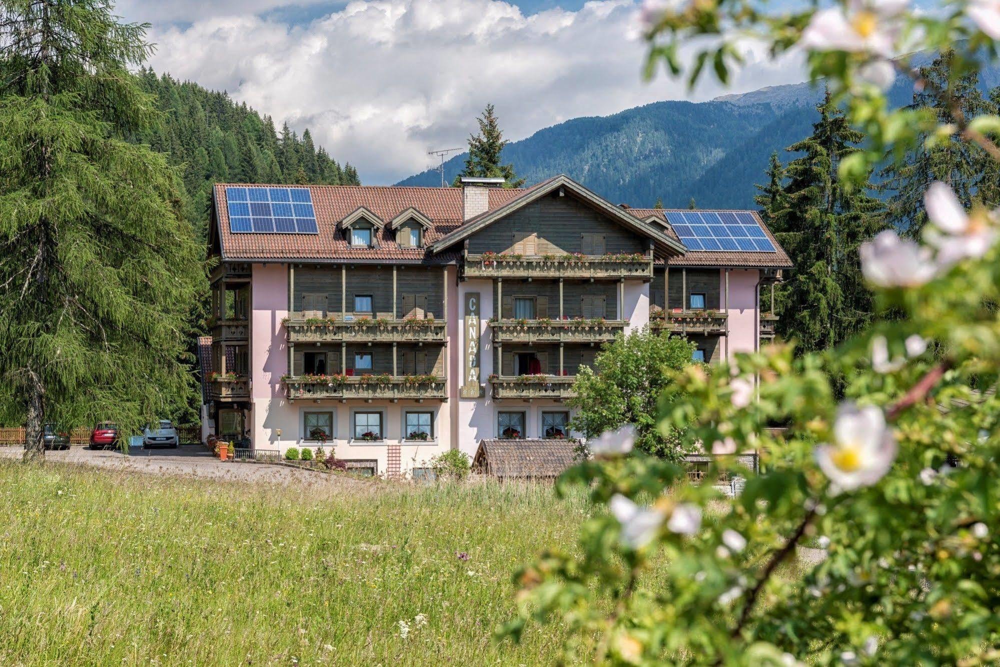 Hotel Canada Predazzo Eksteriør billede